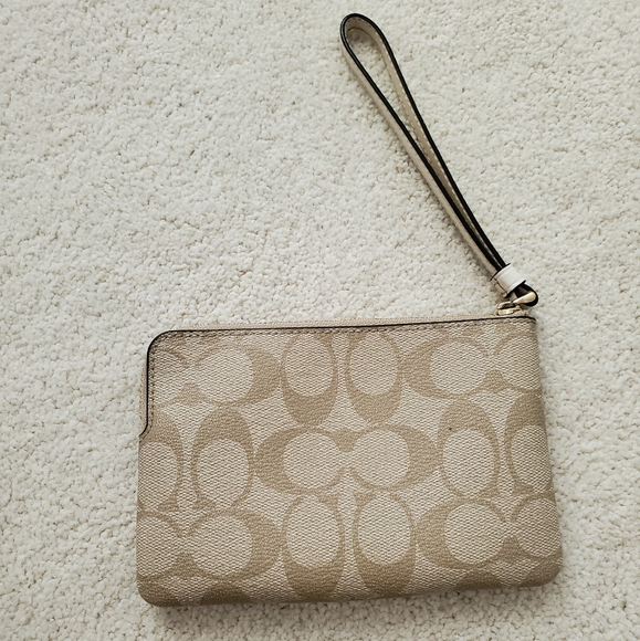Coach Signature Corner Zip Wristlet in Light Khaki/Chalk